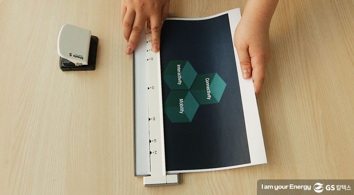 내지 타공기에 잘 맞추어 넣어주기