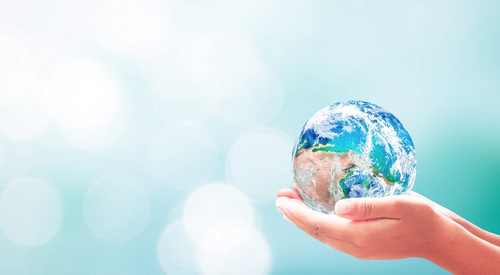 지구본 유리구슬을 들고 있는 손이 클로즈업 된 모습