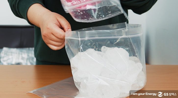 지퍼백에 얼음을 붓기 