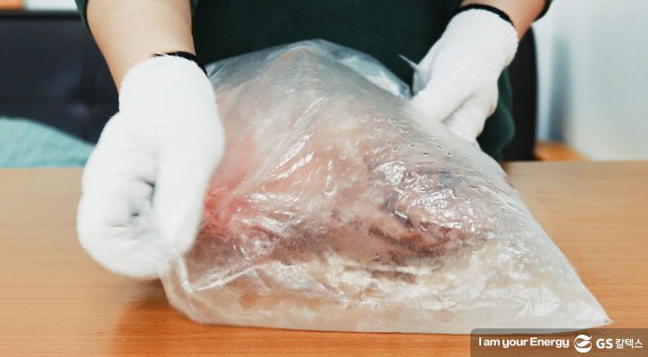 장갑을 끼고 주무르기