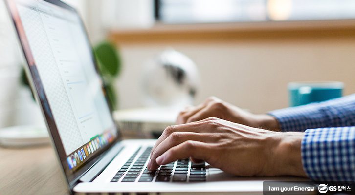 노트북을 사용하는 모습