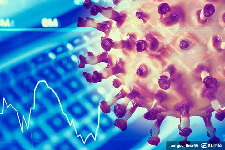 노트북 위 바이러스 세포 모형이 있는 사진