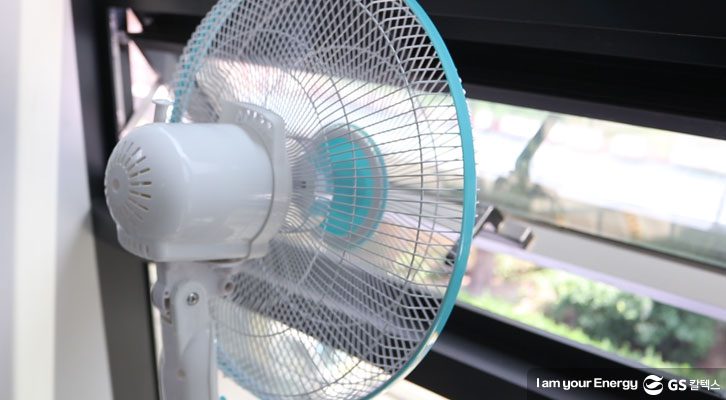 간단하게 실내온도 낮추는 법_선풍기 반대 방향으로 틀기_2