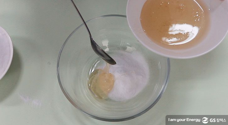 1:1 비율로 꿀과 베이킹소다 넣기