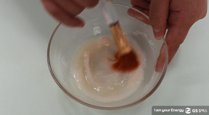 붓으로 잘 섞어주기