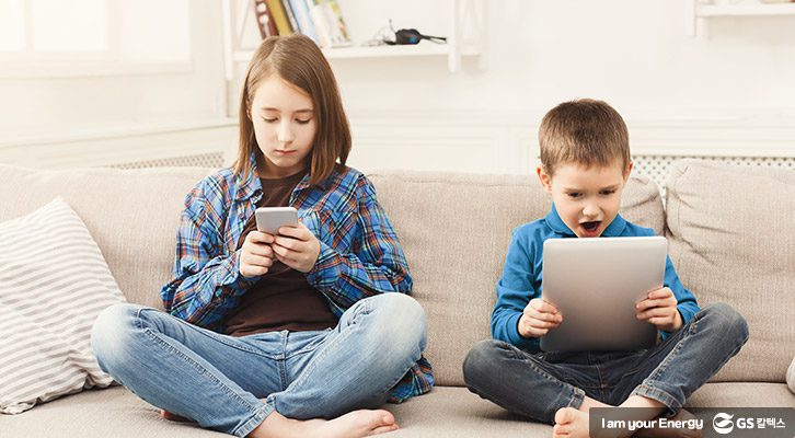 스마트폰을 보는 아이들