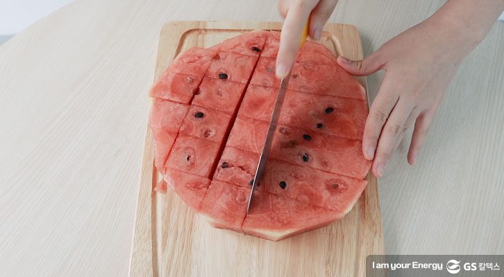 여름 과일,채소 손질법_수박큐브썰기_4