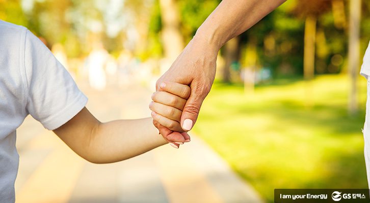 손 잡은 모습