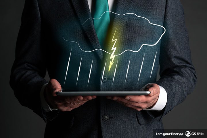 태블릿 PC를 들고 있는 사람 위 천둥 번개가 치고 있는 일러스트가 그려져 있는 썸네일