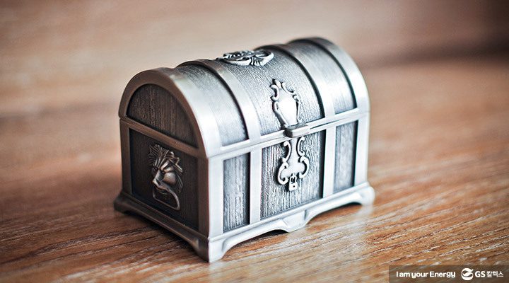 작은 보석함이 책상에 놓여있는 모습