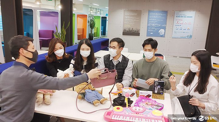 2020 위아자 나눔장터 행사에 참여하고 있는 GS칼텍스 직원들의 모습
