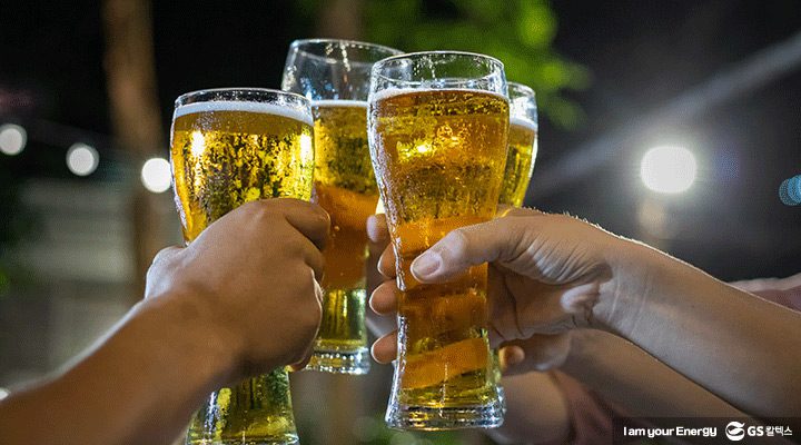 맥주잔들을 서로 맞대고 있는 모습