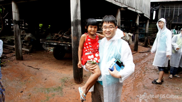 신용기 부장이 캄보디아 아이와 웃는 모습