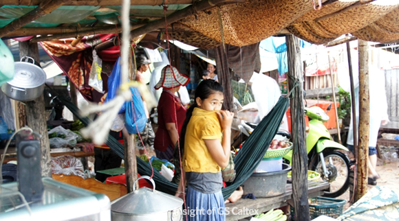 캄보디아 시장에서 만난 어린이의 모습