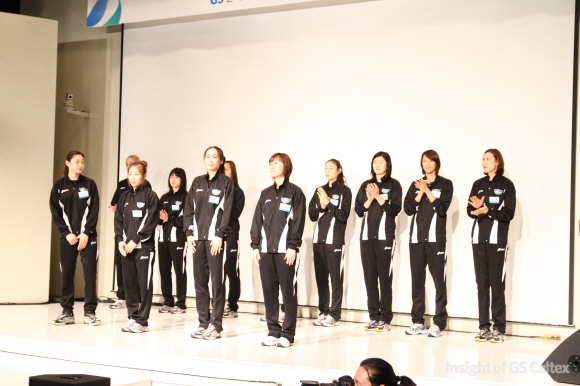 주장 남지연 선수와 컴퓨터 세터 이숙자 선수, 시은미, 나현정 선수