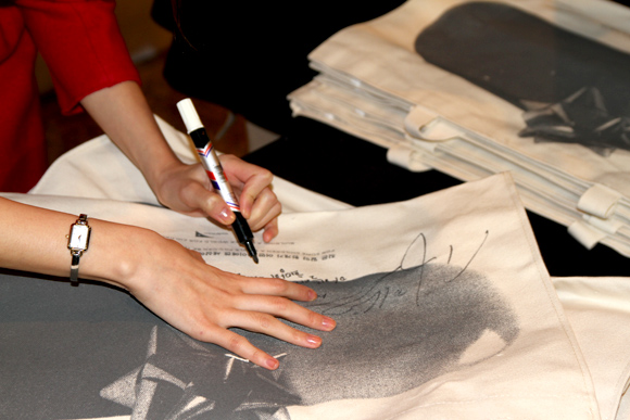 기념품에 사인하는 참여 연예인