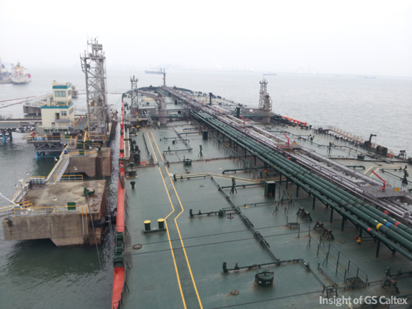 원유부두에 접안해있는 MT G. Glory 