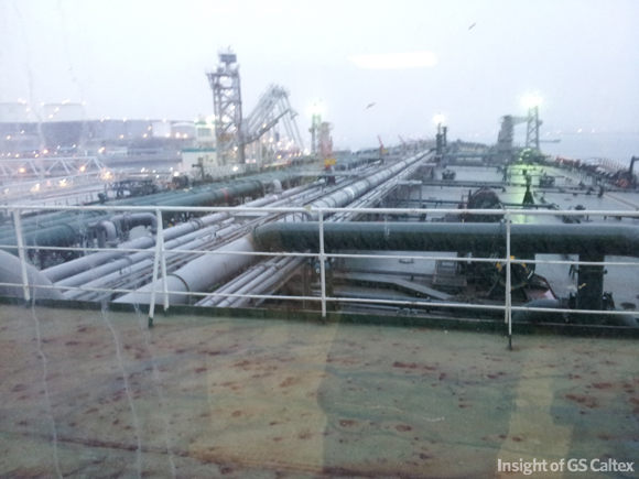 녹 제거와 도색작업은 한 번도 쉴 수 없어요. 배의 규모가 거대해서 그런 점도 있겠지요.