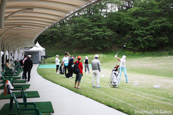 시합 전 열심히 몸을 푸는 선수들. 대단합니다.
