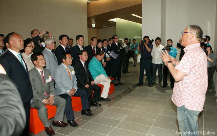 바다와 그, 뗄 수 없는 존재입니다.