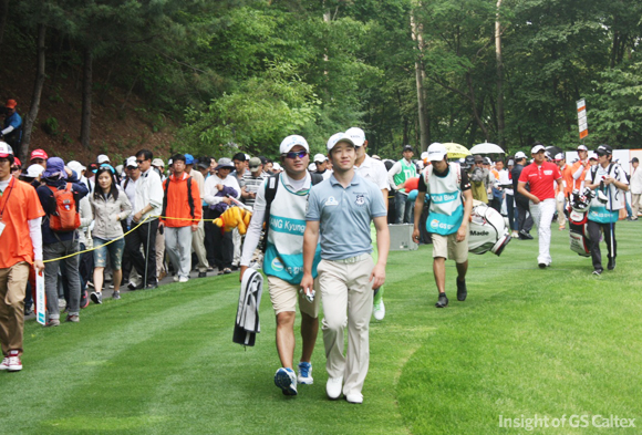 강경남 선수 뒤로 보이는 수많은 갤러리..때문인가요 드라이버가 나무 뒤로..