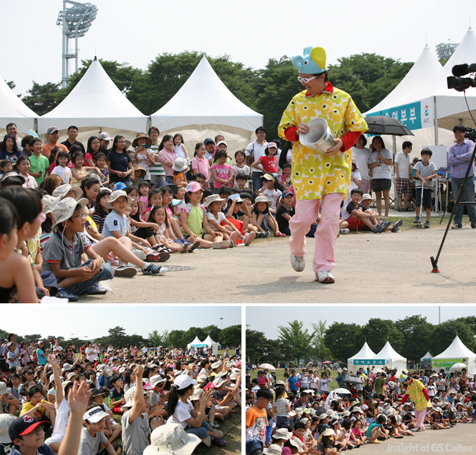 01 나도 리포터와 함께 행사를 즐기고 있는 어린이들