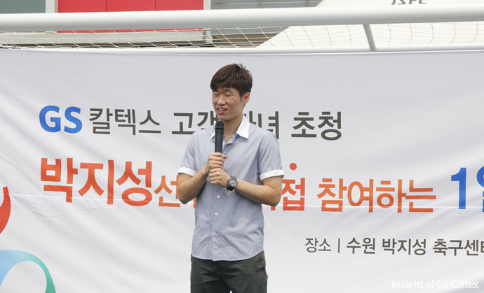 05 축구 선수 같지 않게 마이크를 꼭잡은 세심한 두손!