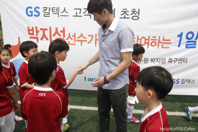 08 친구들 한 명, 한 명과 악수하며 응원해주는 박지성 선수~