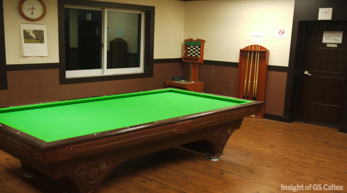 사택내 당구장의 모습
