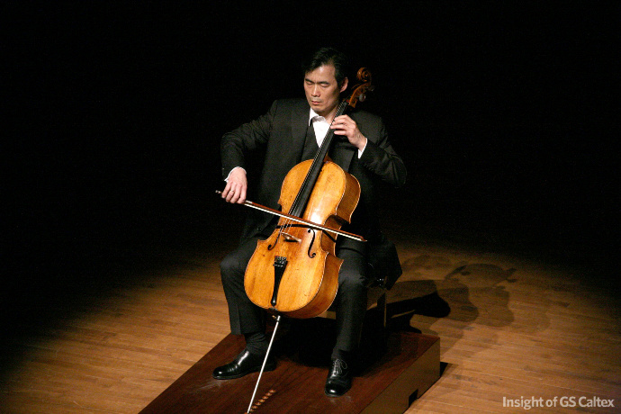 첼리스트 양성원이 바흐 무반주 모음곡을 연주하는 모습