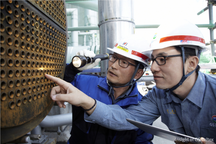 한남테크노2 공장의 모든 장치 및 프로세스를 검사하고 있는, 한남테크노