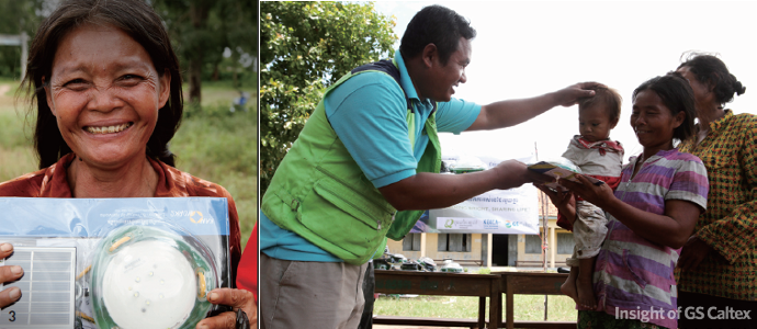 기성품을 받은 지역주민과 태양광 랜턴을 배부해주는 모습