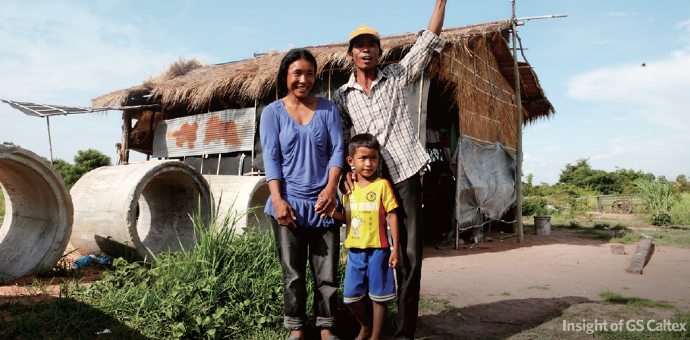 솔라홈시스템 (SHS) 설치한 가정의 모습입니다 C-: