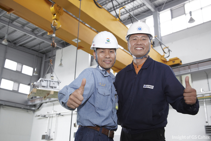 회전기계들의 일상 및 연차 보수 작업을 책임지고 있는 퍼시픽기계기술 이완재 부장(좌)과 GS칼텍스 정비2팀 김기백 계장(우)