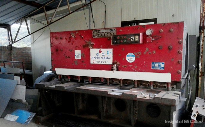 2 간판을 자르는 유압절단기의 모습입니다.