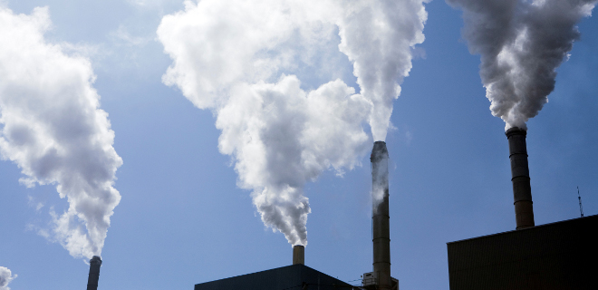 탄소가 배출되는 공장의 모습