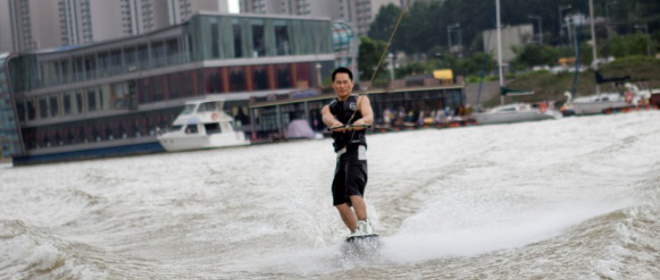 웨이크보드를 타고 출발한 모습