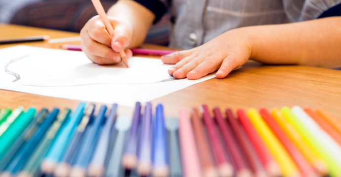 그림을 그리는 모습