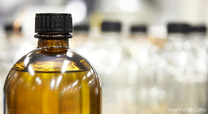 우리 일상에서 쉽게 볼 수 있는 윤활유는 자동차용 엔진오일과 산업현장의 기계들에 쓰이는 윤활유가 있습니다.