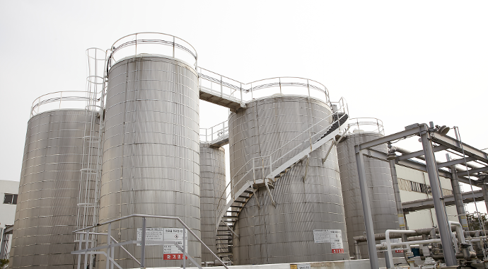 윤활제란 두 물체 사이에 유체 또는 이와 유사한 역할을 하는 물질을 넣어 마모를 방지하고 마찰 저항을 감소시키는 매체