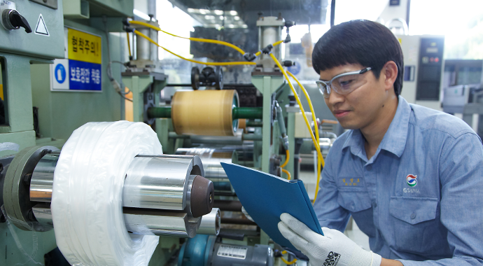 파우더에 열을 가하여 녹인 후 펠릿(pellet) 형태로 뭉치는 제립