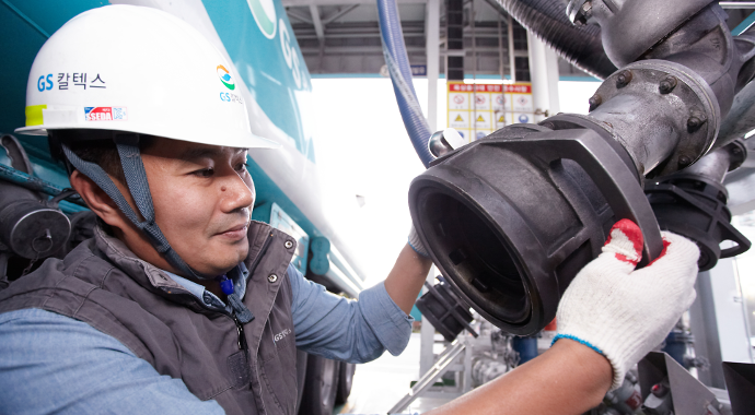 설비를 살펴보는 직원