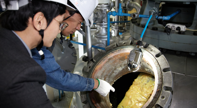 그리스, 운활유, 윤활제품 생산설비를 살펴보는 직원