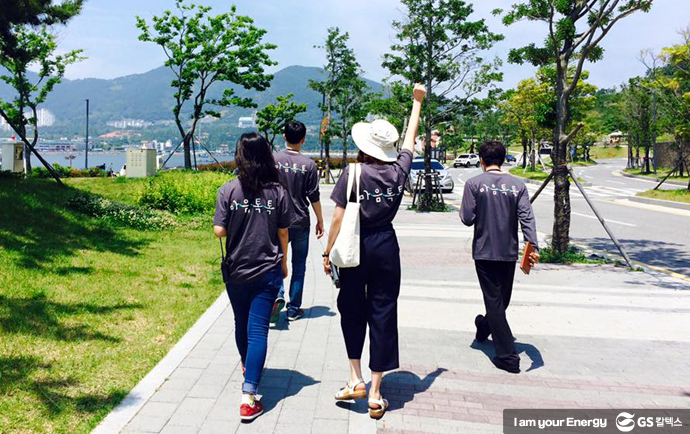 길을 걷고 있는 마음톡톡 봉사단